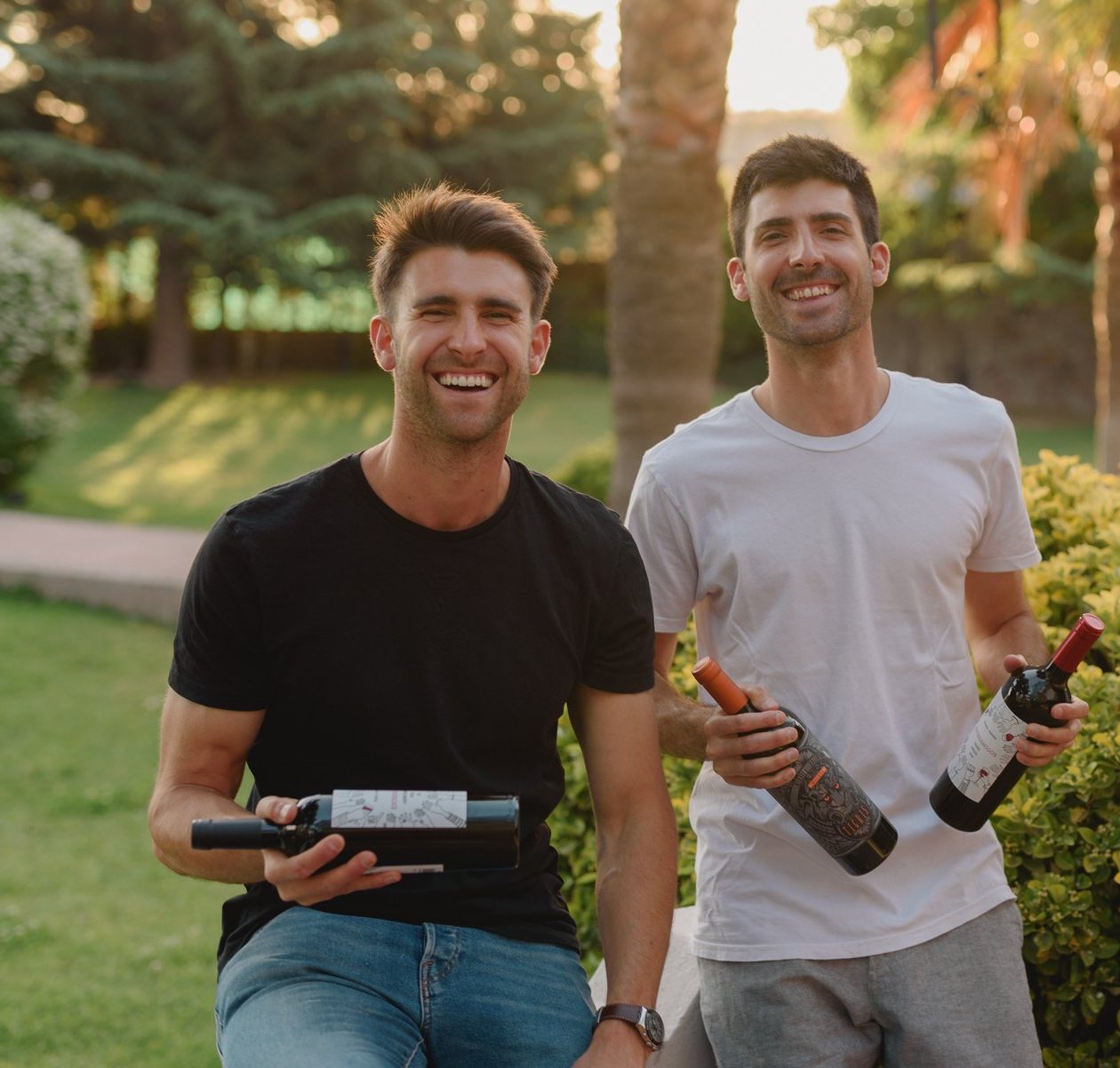 Los hermanos Fraguas con sus vinos